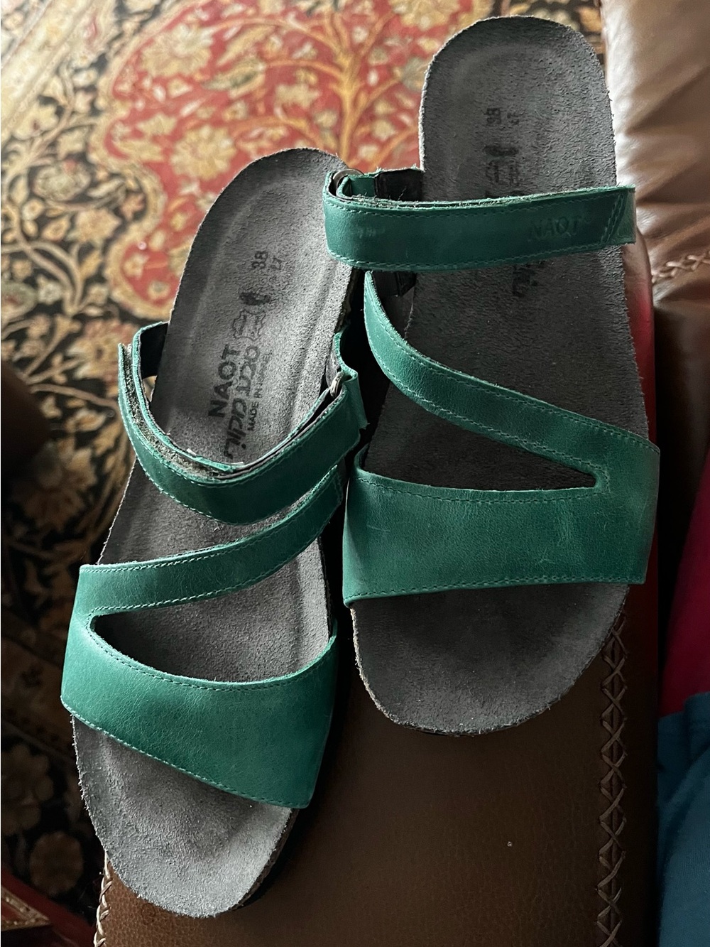 Beautiful like new Naot Emerald Green Adjustable Strappy Sandals
